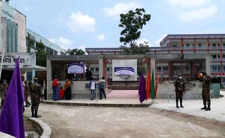 কুষ্টিয়ায় সেনাবাহিনীর ফ্রি চিকিৎসা সেবা ও ঔষুধ বিতরণ