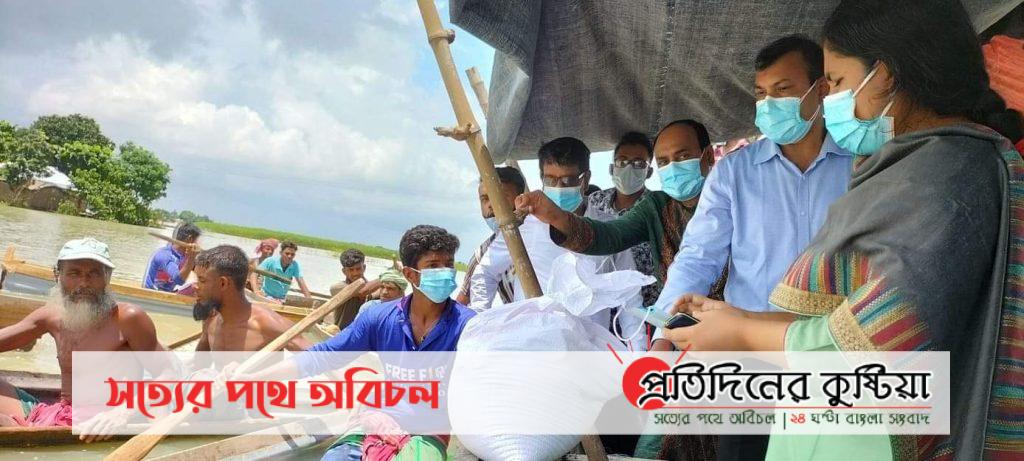 দৌলতপুরের বন্যাকবলিত এলাকা পরিদর্শন ও ত্রাণ বিতরণ করেন জেলা প্রশাসক।