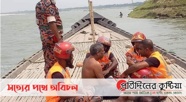 কুষ্টিয়ায় এক ব্যাংক কর্মচারীর নদীতে ঝাঁপ দিয়ে আত্মহত্যার চেষ্টা কেউ বলছে মানসিক রুগী আবার কেউ বলছে পারিবারিক ঝামেলা