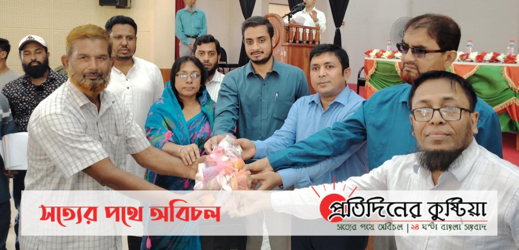 দৌলতপুরে তুলা চাষীদের মাঝে বিনামূল্যে কৃষি উপকরণ বিতরণ